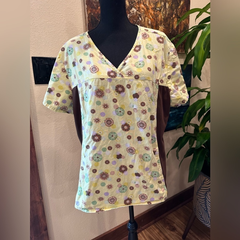 EUC Cherokee top scrub flowers size 2xl short sleeve
